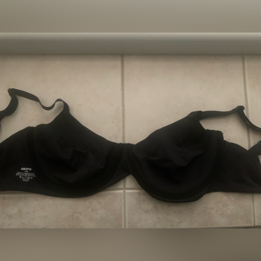 I’m selling 4 Skims bras together as a bundle, all 36DD (36E). Colors as shown. - Picture 5 of 16